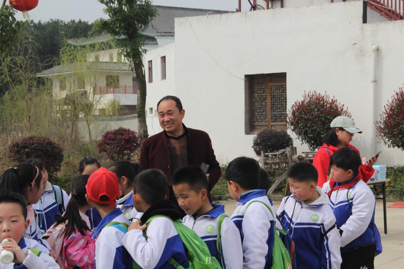 图四:周旺明与到凤娃古寨游学的孩子们在一起。.jpg